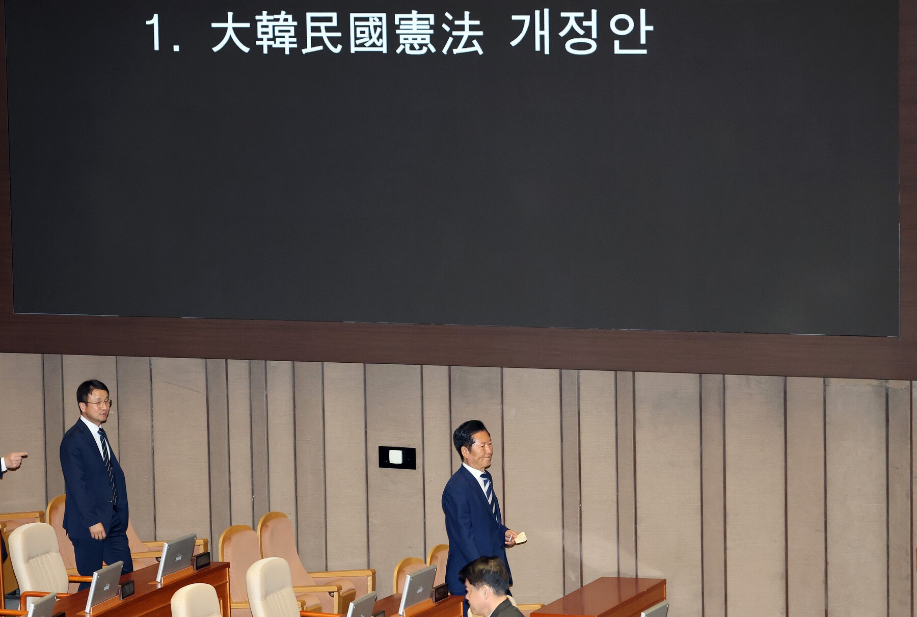 국회 개헌안, 국힘 불참에 ‘투표 불성립’…與 8일 본회의 재표결 추진